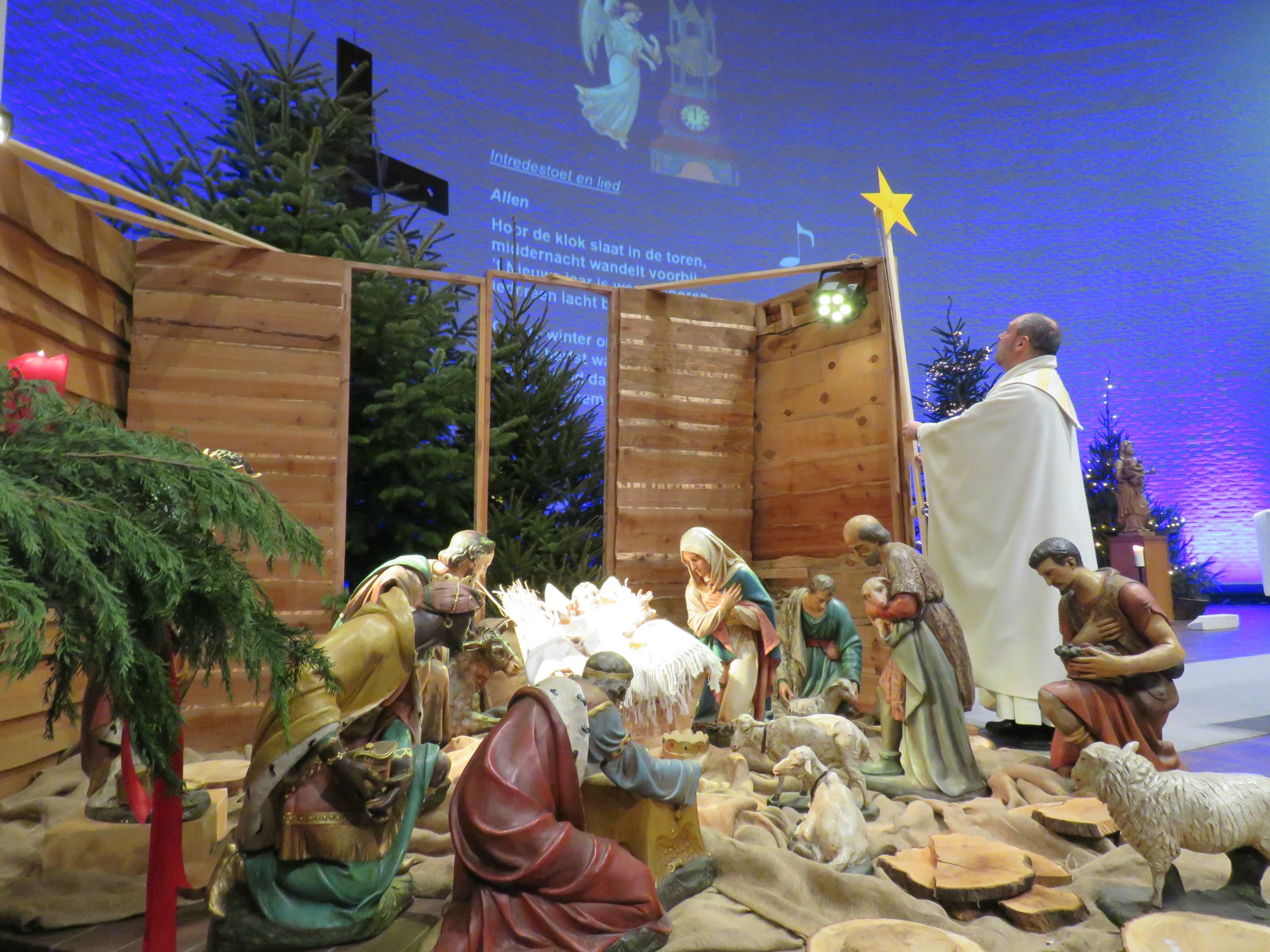 Herman, met de ster, plaats ze aan de kerststal in de kerk